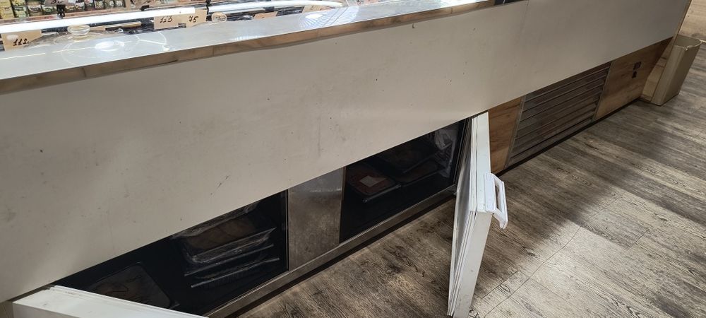 Щандова хладилна витрина АЙСИ