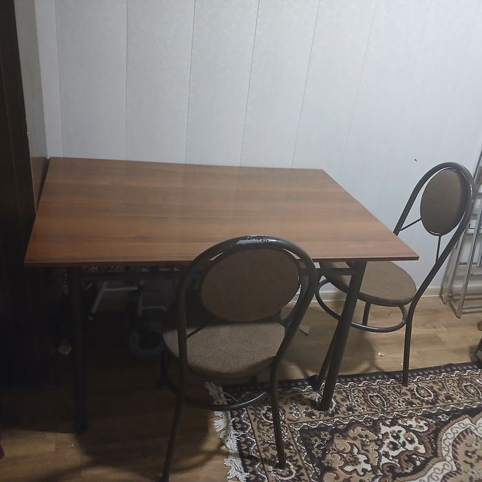 Стол и 6 стульев в хорошем состояние(б/у))