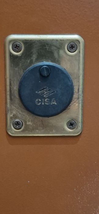 Usa metalica antiefractie