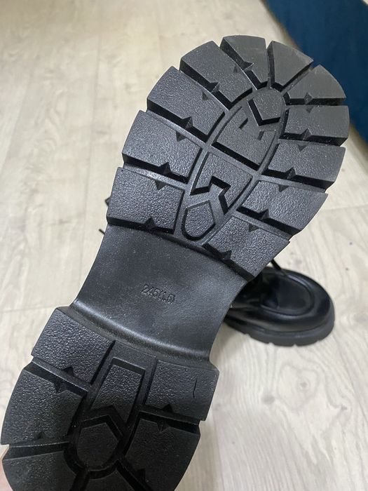 Продам 2500 новые 38размер