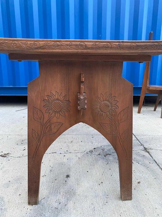 masa cu scaune sculptate cu motive traditionale