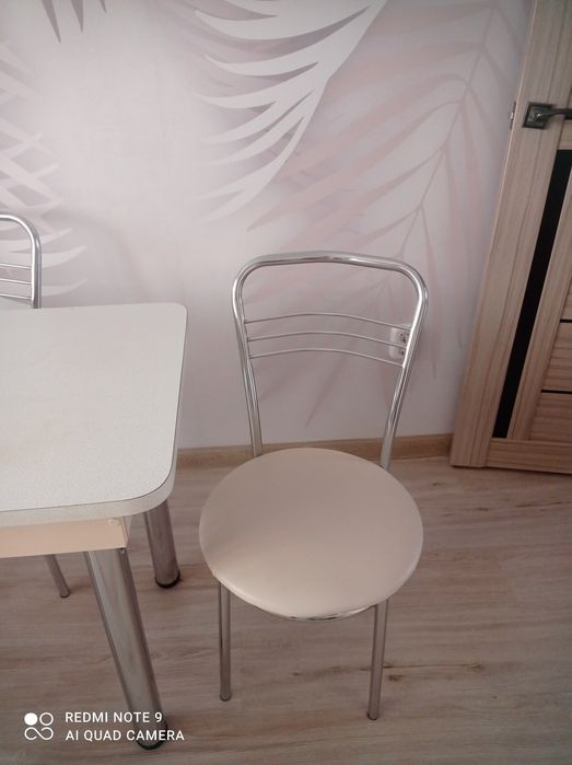 Срочно кухонный стол