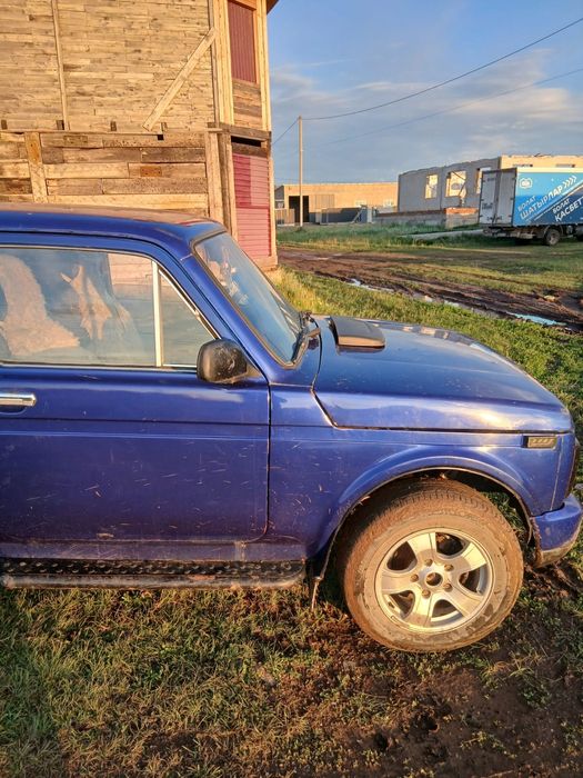 Продам ниву. Торг у капота.