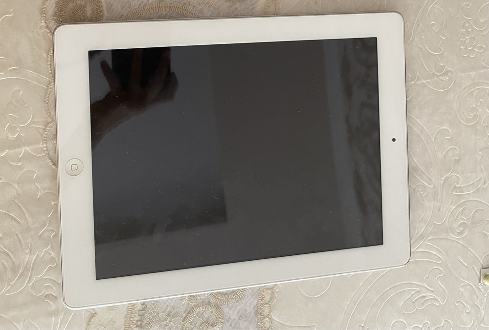 Продается Ipad в хорошем состоянии имеется и чехол к нему