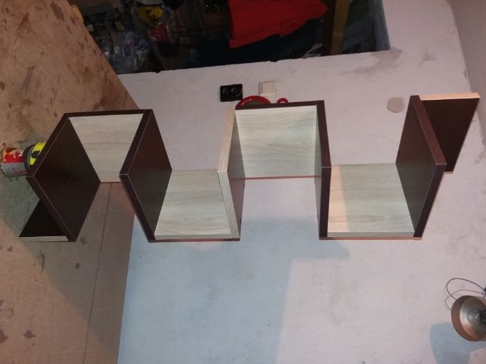 Модерните етажерки за ъгъл