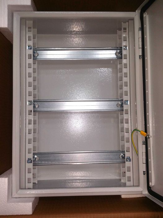 Tablouri electrice multimedia, metalic IP54, case lemn 24 - 120 module