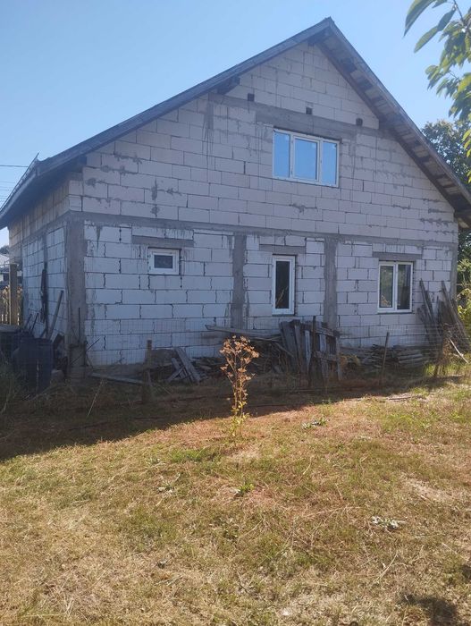 Casă de vânzare cu garaj și teren 600 mp