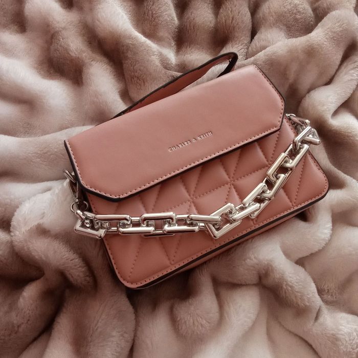 «Сумка Charles & Keith в пудрово-розовом цвете»