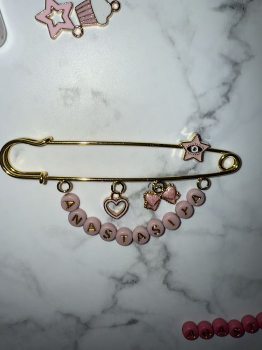 Безопасна игла/ брошка с име на бебе или дете