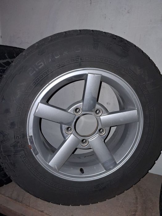 Продам шины на дисках от Нивы