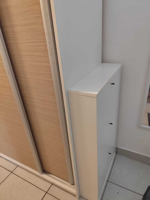 Vand dressing pal alb cu natur, 2 usi glisante ,format 3 partii:  2 laterale cu rafturi si partea din mijloc cu bare pentru umerase