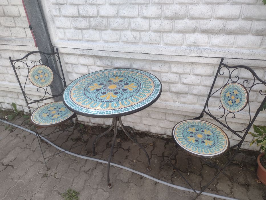 Vand set masuta cu 2 scaune din metal cu  ceramica mozaic