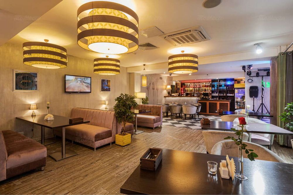 Действующее кафе вдоль дороги