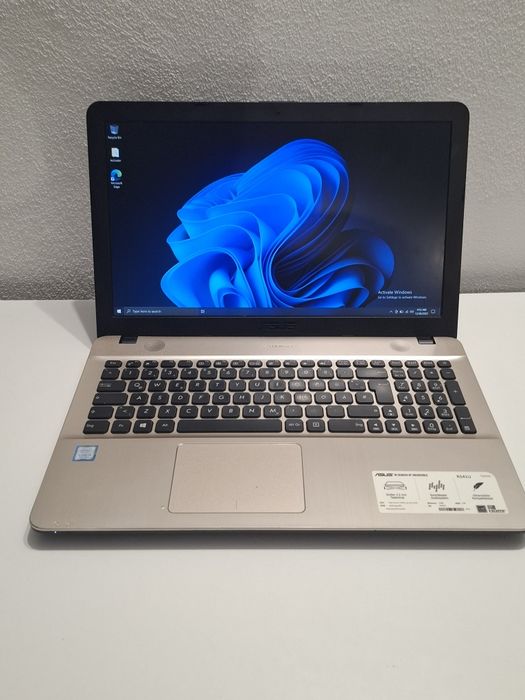 Laptop cu video dedicat i5 gen7 12g ram , gta 5 instalat