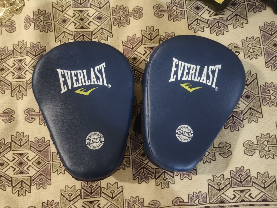 Продам две пары боксерских перчаток