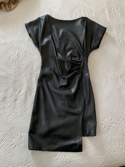 Черна кожена рокля