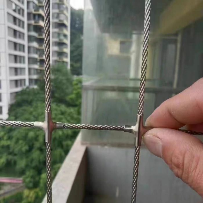 Стальные сетки безопасности от выпадения с балконов.