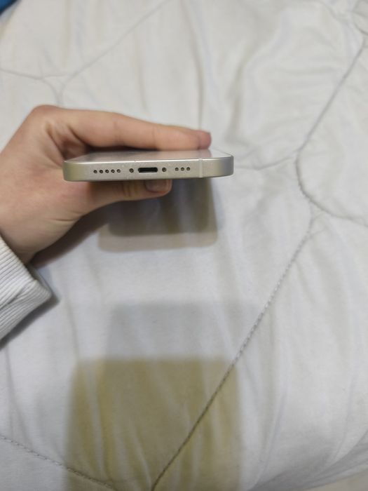 IPhone 13 с кабел и калъф