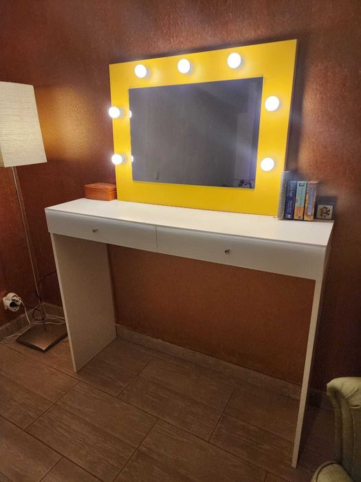 Post makeup infrumusetare, masa machiaj cu oglinda cu leduri