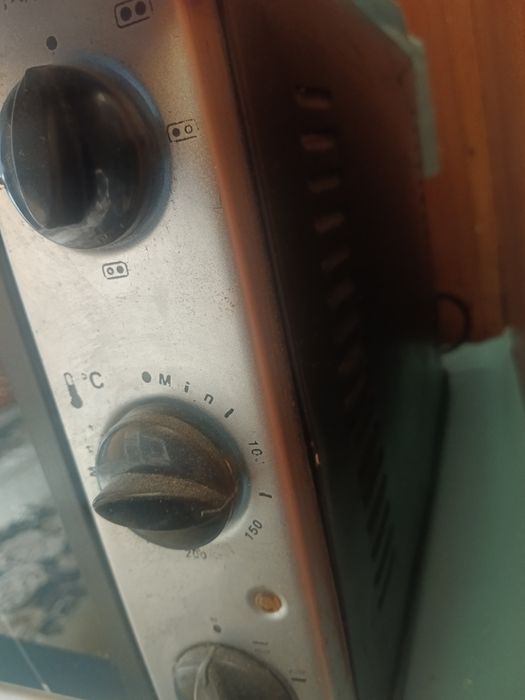 Электрическая печка с плитой сверху