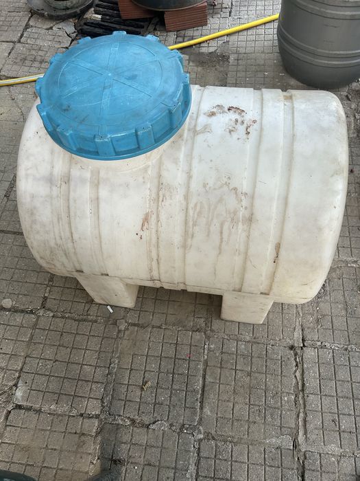 Два пластмасови съда