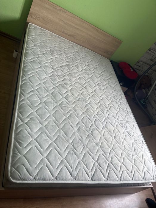 Спалня с матрак нормални следи от употреба