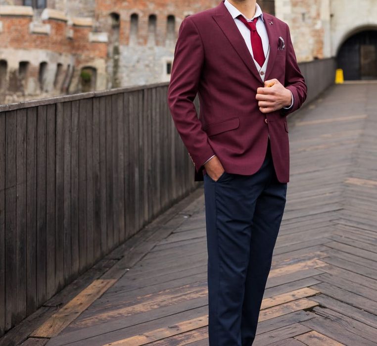 Vând costum folosit o singura data