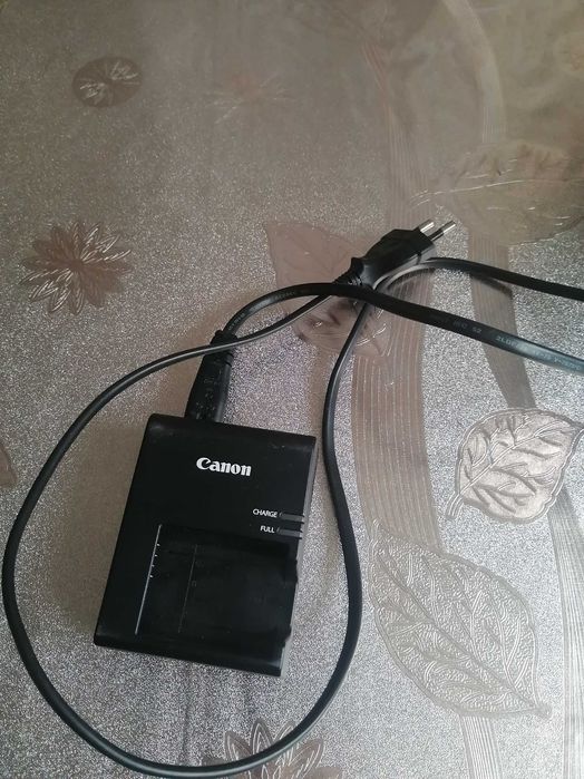 Продам фотоаппарат Canon EOS1200D