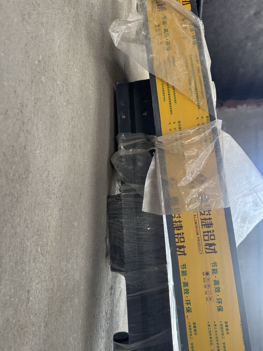 Алюминевый витраж с дверью