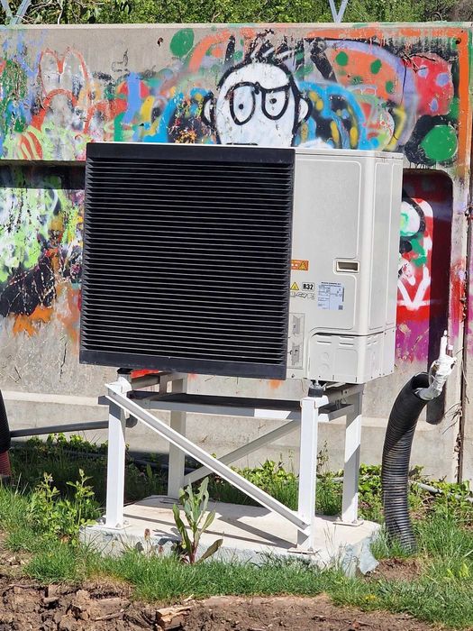 Нискотемпературна машина за  отопление и охлаждане Daikin Altherma 3RW EBBX16D9W + ERLA16DW1. Работила е два отоплителни сезона.