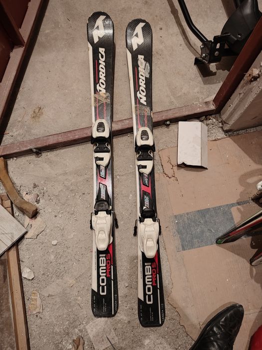 Детски ски, обувки, каска и щеки комплект.