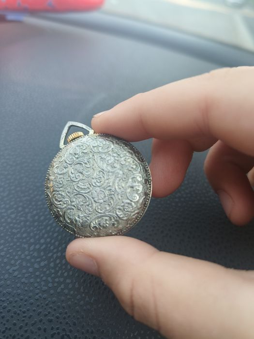Vând ceas vechi la 100 lei negociabil