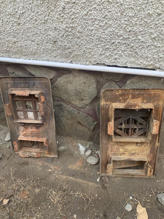 Vand usi antice de fonta