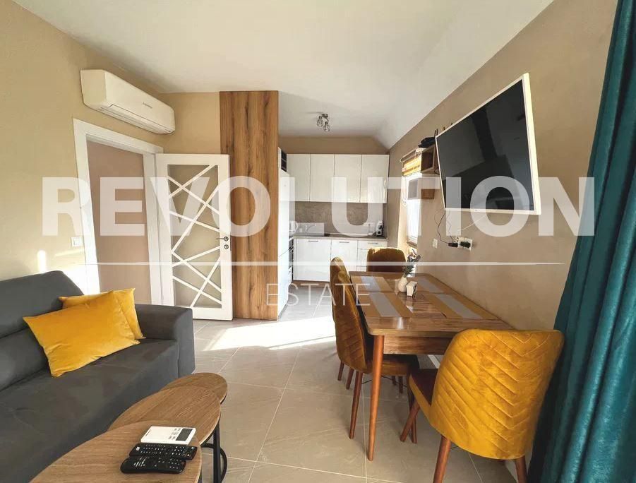 Дава се под наем Тристаен апартамент в Варна, Център - 73 кв.м за 648.21 € - Снимка #1