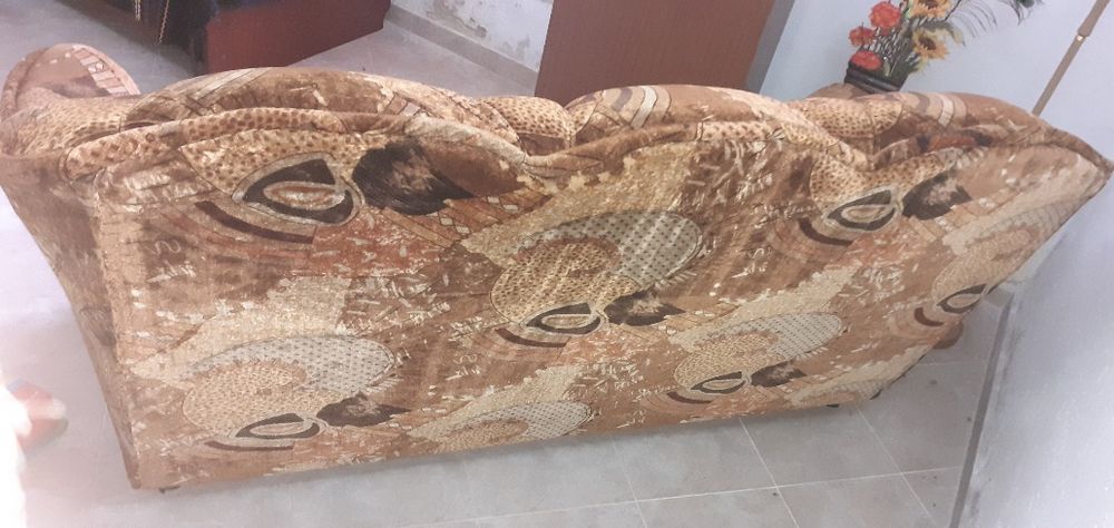 Продавам разтегателен диван с два фотьойла