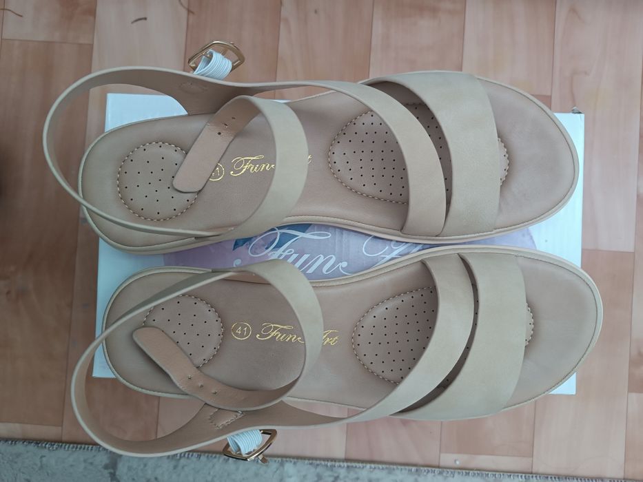 Продам летнюю обувь.