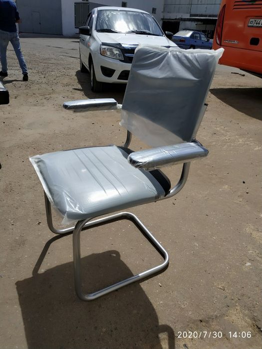 Стул Сильвия. Так же есть Турон. Виктор стулья. Диван трёхместный.