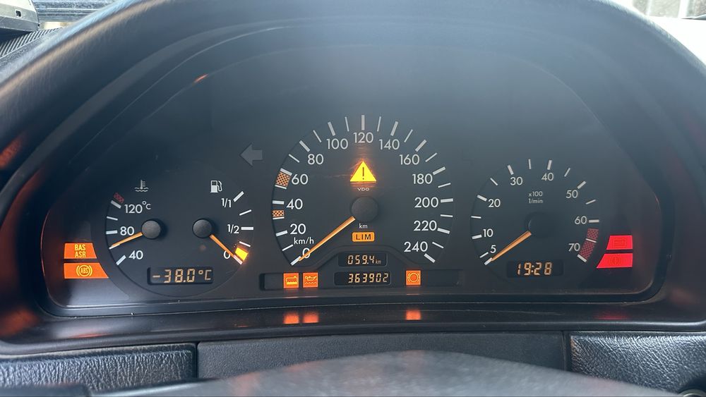 Мерседес Бенц 210