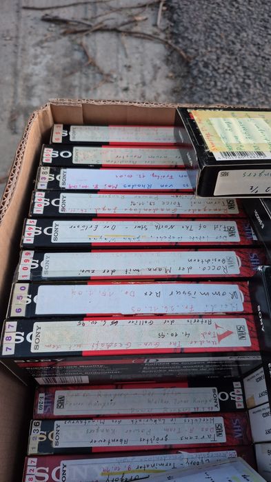 Vând 80 casete video VHS originale Sony de 240 min. colectie de filme