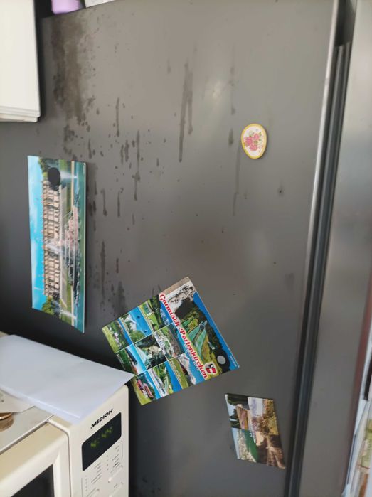 Хладилник работещ безупречно ,но със козметични забележки.