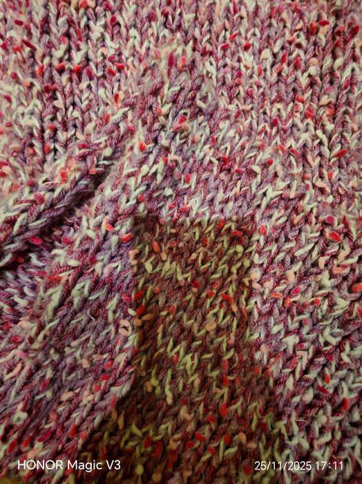 Ръчно изплетен пухкав зимен шал