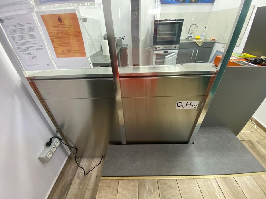 Masă frigorifică profesională Hendi 380L cu vitrină ingrediente – inox, aproape nouă, factură