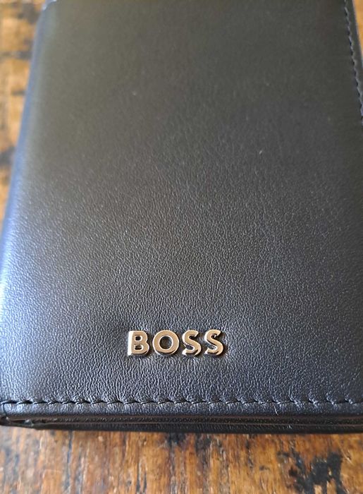 портфейл Hugo Boss БОС от естествена кожа, черен, тройно сгъваем, с капак и отделение за монети