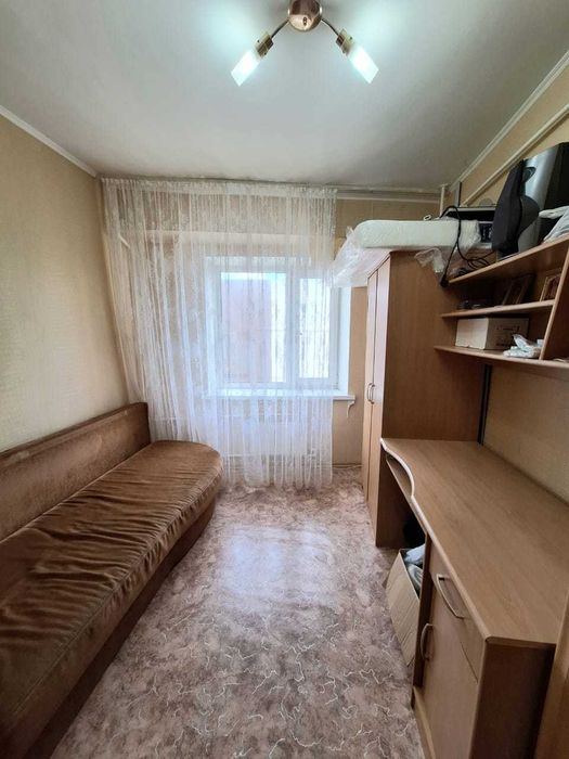 Продаётся  4 комн. квартира, район Универмаг