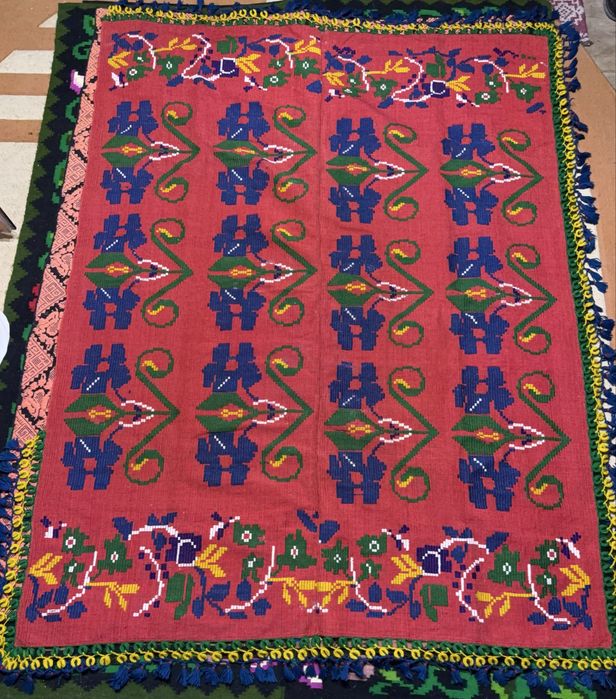 Covor/Scoarță tradițională, țesut manual – Model floral cu ciucuri – 215 x 160 cm