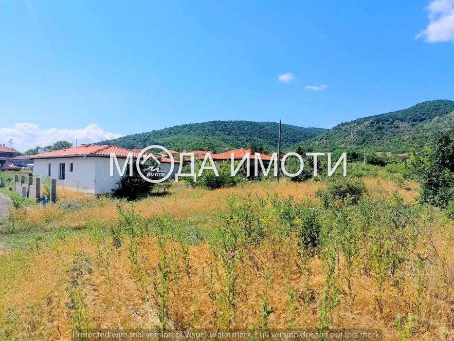 Инвестиционна възможност: Незавършен проект с 3 бунгала и  басейн.