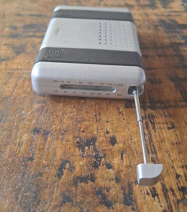 радио транзистор FM/AM Марксман Marksman сребърно с антена