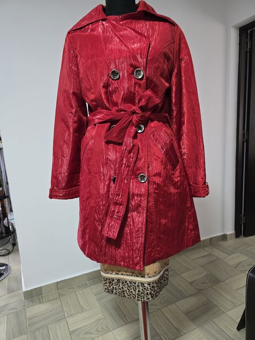 Trench rosu metalizat, inchidere dublu nasturi, cordon in talie;
