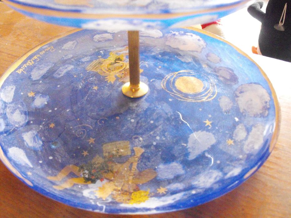 Фруктиера на 2 нива с рисунки от Розина Вахтмайстер.