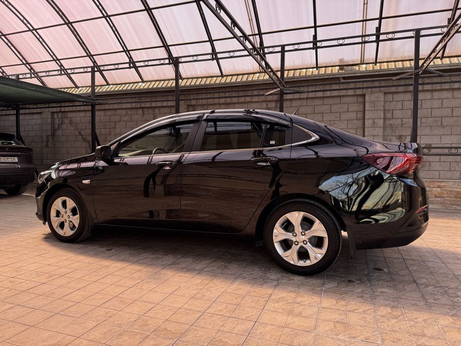 Продаю Chevrolet Onix Primer 2